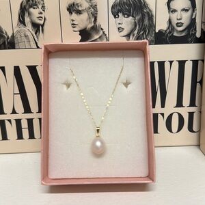 Gold pearl necklace